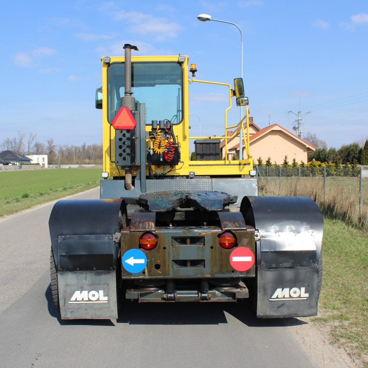Ciągnik terminalowy MOL YM180