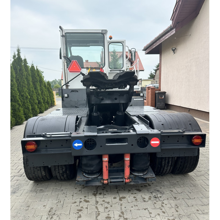 Ciągnik terminalowy MOL YM185